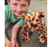 12-летний мальчик шьёт плюшевые игрушки для больных детей