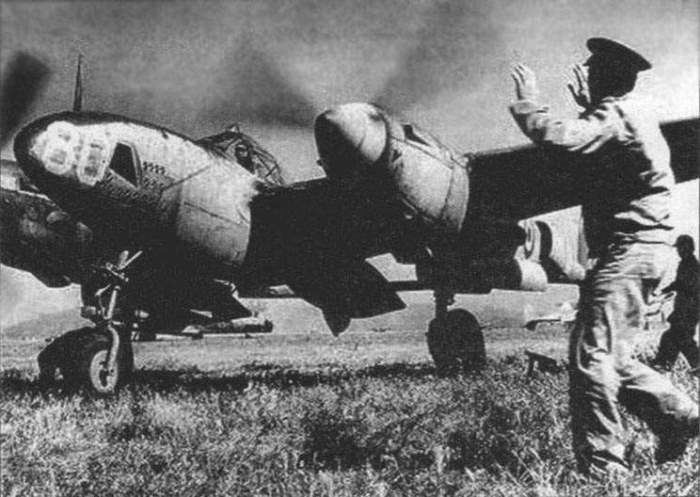 Экзюпери на *Локхид* F-5A-1-LO заруливает на стоянку после разведывательного полета весной 1944 года | Фото: airpages.ru