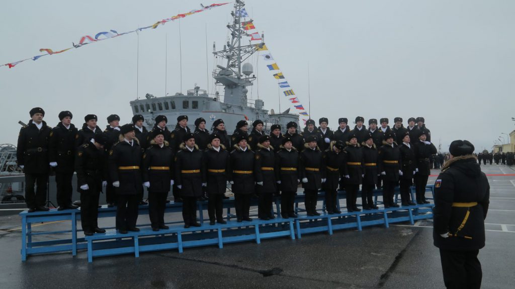  Экипаж головного базового тральщика проекта 12700 "Александр Обухов" в ходе торжественной церемонии подъема на корабле Военно-Морского флага.