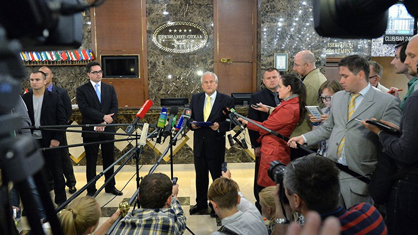 Спецпредставитель председателя ОБСЕ по Украине Мартин Сайдик (в центре) отвечает на вопросы журналистов после заседания Контактной группы в Минске по урегулированию ситуации на юго-востоке Украины