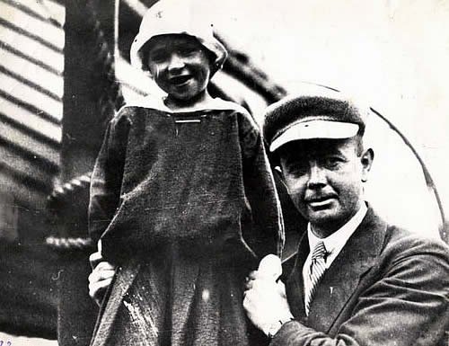 Райли Аллен с одним из петроградских детей.