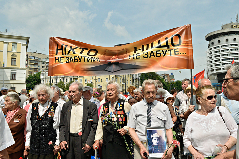 Участники шествия-реквиема в память о героях Великой Отечественной войны «Никто не забыт, ничто не забыто» возлагают цветы к могиле Неизвестного солдата в Парке Вечной Славы в Киеве. Июнь 2016