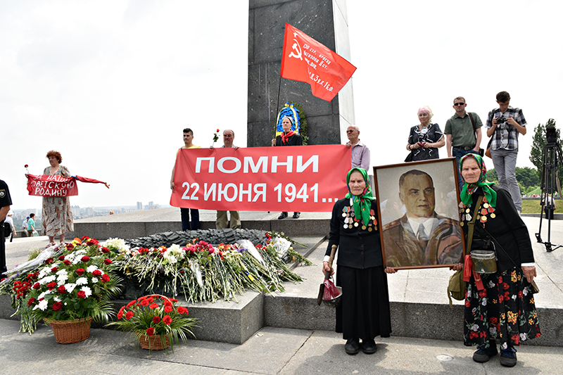 Участники шествия-реквиема в память о героях Великой Отечественной войны «Никто не забыт, ничто не забыто» в Киеве. Июнь 2016 