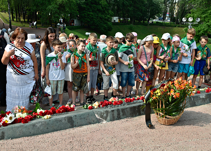 Участница шествия-реквиема в память о героях Великой Отечественной войны «Никто не забыт, ничто не забыто» в Киеве. Июнь 2016