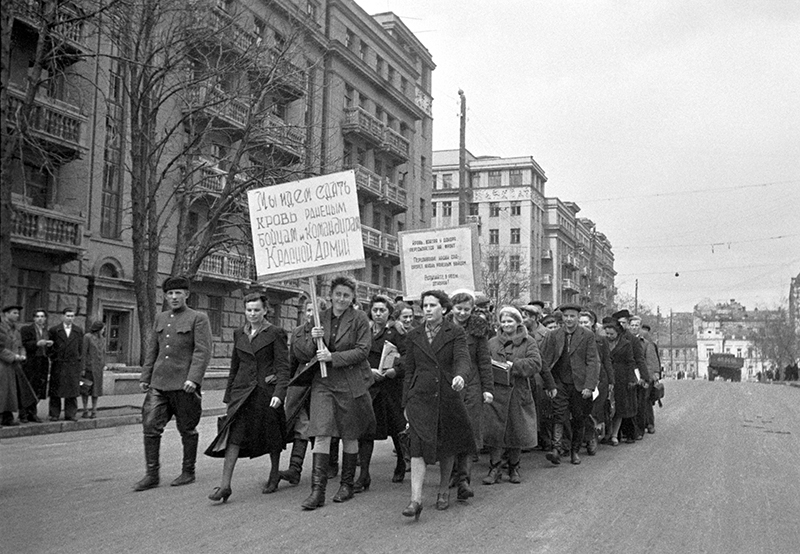  Жители Киева идут сдавать кровь для раненых. Апрель 1944 Яков Давидзон