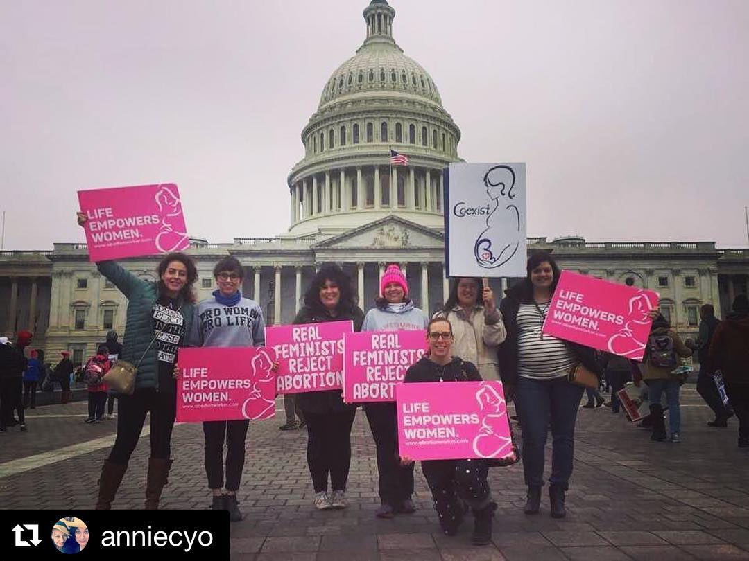 Жизненно важно: сторонники и противники абортов активизировались после указов Трампа