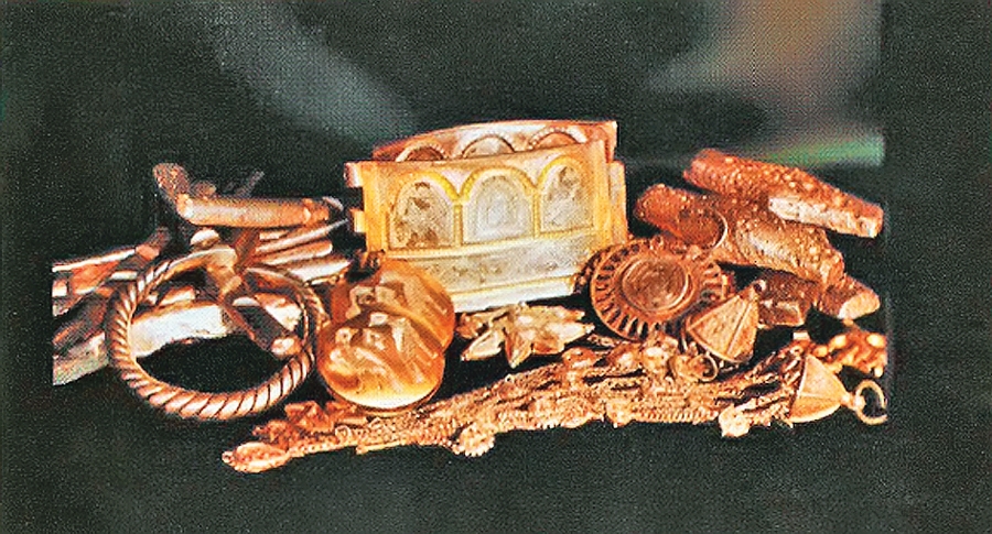 Предметы коллекции ювелирных изделий из денежно–вещевого клада, обнаруженного в 1979 г. у подножия крепостной стены Вищинского замка. XII — XIII вв.