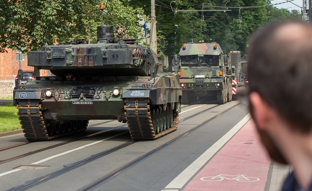 Танки Leopard 2A6 на улицах немецкого Эрфурта