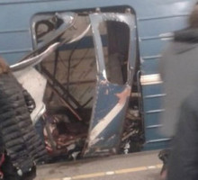 Очевидец ЧП в метро Питера: двери не выбило, а выгнуло в обратную сторону