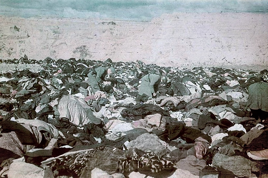 Урочище Бабий Яр - эсэсовцы копаются в вещах расстрелянных советских граждан. Всего здесь было расстреляно до 200 тыс. человек.