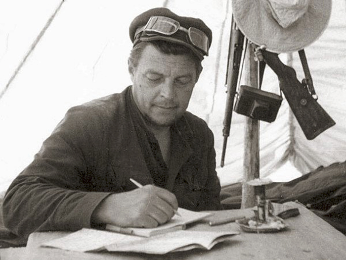 Начальник палеонтологической экспедиции Иван Ефремов в Монголии