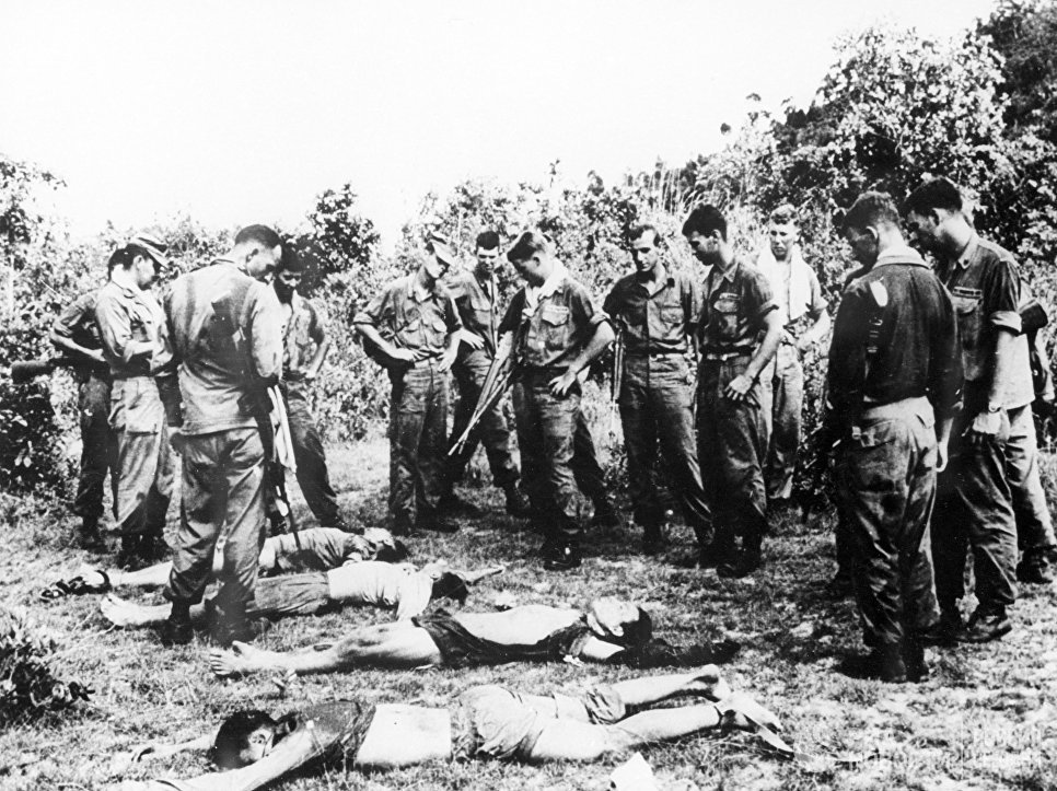 Американские солдаты над телами убитых вьетнамцев