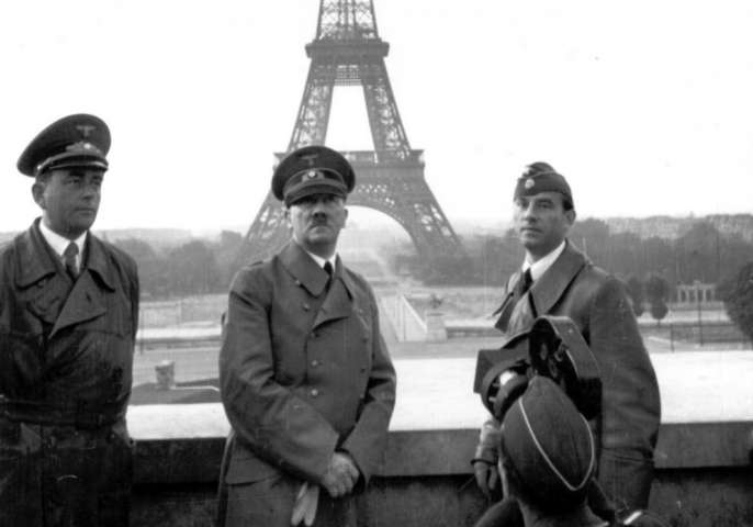 Адольф Гитлер на следующий день после капитуляции Франции 23.07.40 года. рейхсминистр вооружений и военной промышленности Альберт Шпеер (слева)