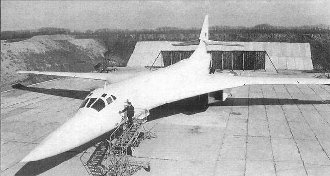 Один из первых серийных Ту-160 в Прилуках, УССР.