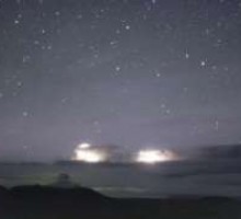 На Гавайях жители заметили гигантские взлетающие в космос струйные молнии [ВИДЕО]