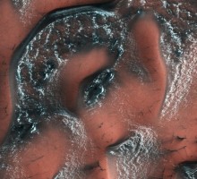 Многочисленные ледники на Марсе нашли под толстым слоем пыли