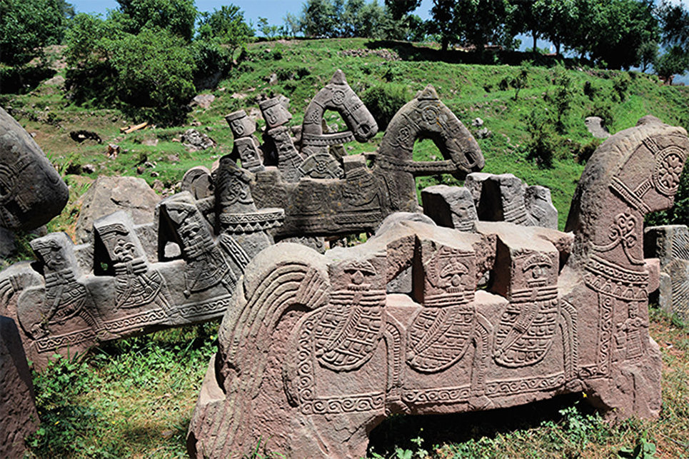 В Гималаях обнаружены 200 уникальных средневековых скульптур