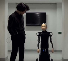 В Осаке инженер создал робота с лицом мальчика