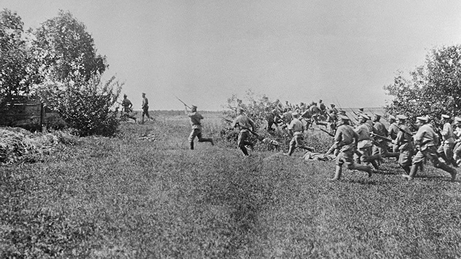 Русские солдаты во время атаки на фронтах Первой мировой войны (снимок периода 1914–1918 годов) РИА Новости