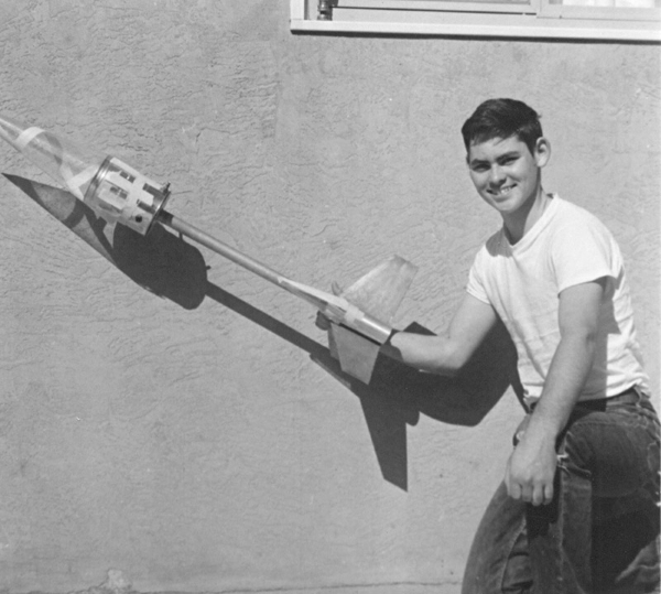 Майк Маллейн с моделью ракеты, фото с официального сайта