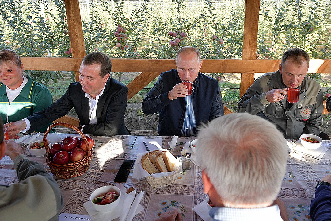Дмитрий Медведев и Владимир Путин во время встречи с работниками компании ООО 