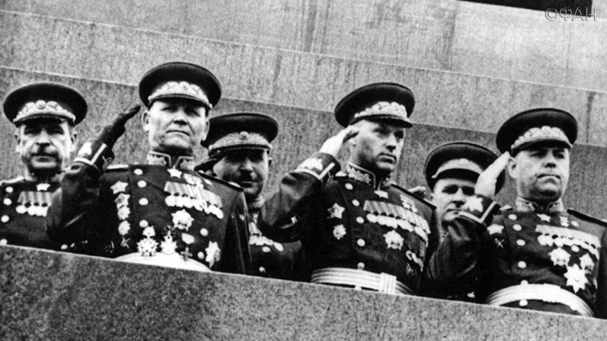 Сталин на трибуне мавзолея на параде Победы 1945