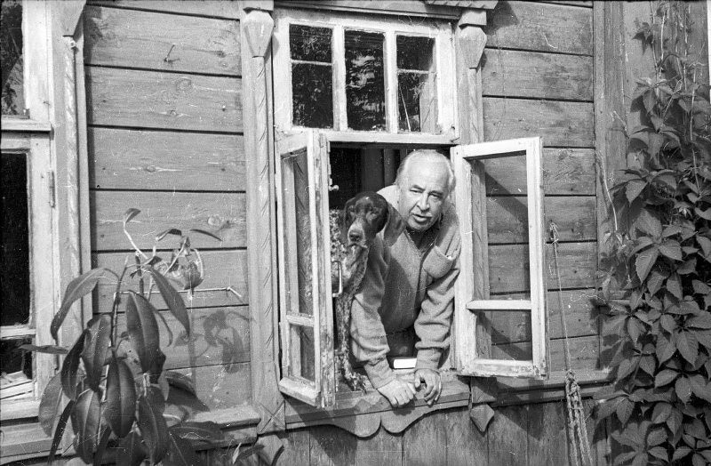 Первый ректор ВГИКа кинорежиссёр Лев Кулешов на даче, 1958 год.