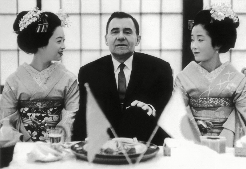 Министр иностранных дел СССР Андрей Громыко с гейшами во время первого посещения Японии по приглашению правительства, 1962 год.