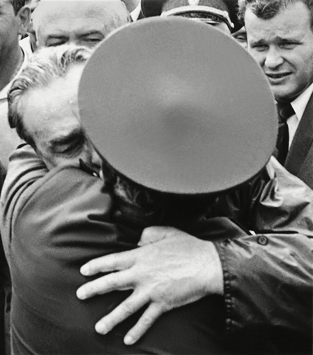 Генеральный секретарь ЦК КПСС Леонид Брежнев встречается с однополчанами в Новороссийске, 1974 год.