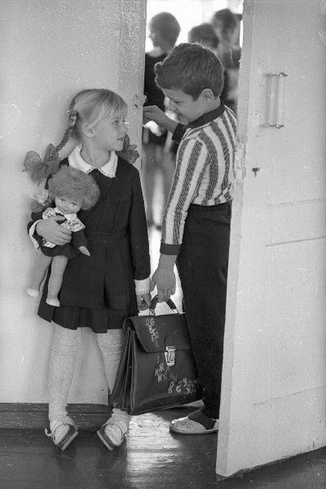 С куклой в первый класс, 1960-е.