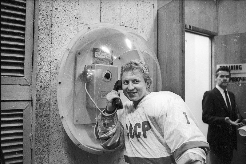 Вратарь сборной СССР Владимир Мышкин у телефона. Звонок домой с победой, 1977–1980.