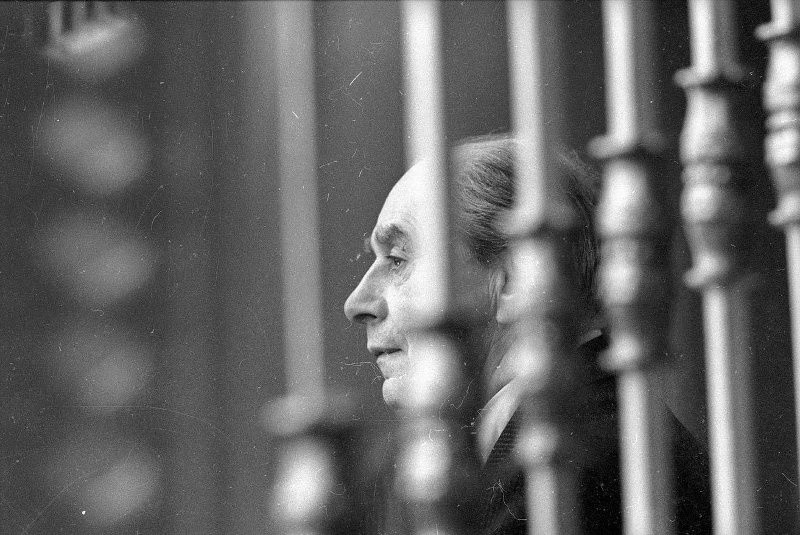 Хореограф Игорь Моисеев наблюдает за выступлением своего ансамбля. Москва 1980-е.