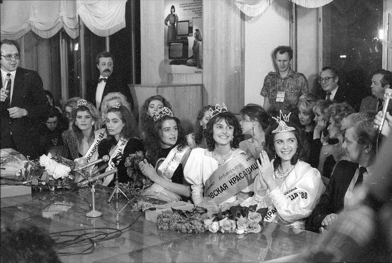 Победительницы конкурса «Московская красавица’ 88». В центре – победительница конкурса Мария Калинина. Слева от неё – обладательница второго места – Оксана Фандера. 1988 год.