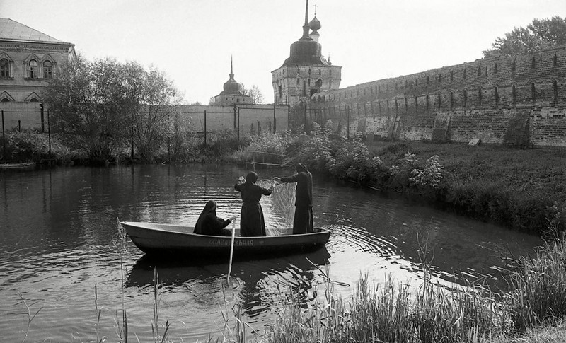 Монашки на рыбалке. Горький, 1980-е.