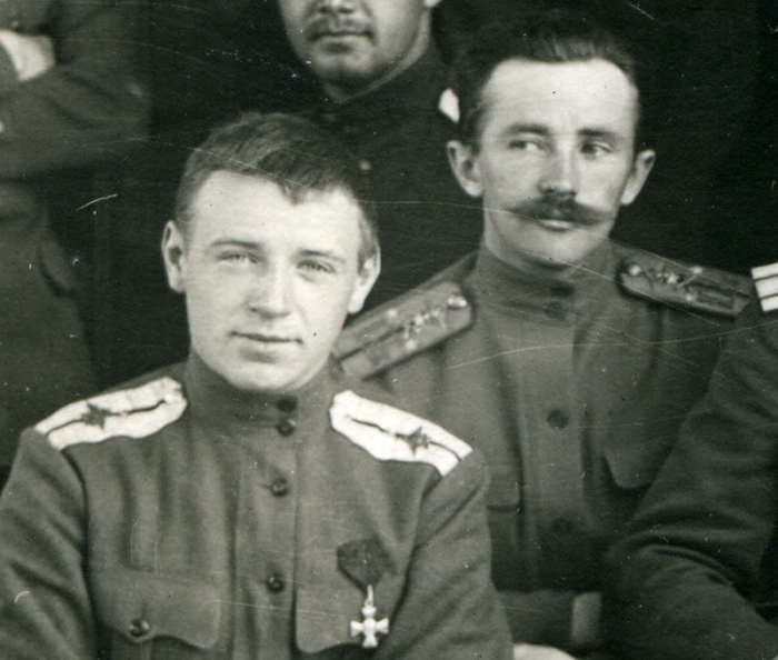 22-летний прапорщик Алексей Черемухин (слева)
