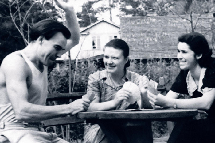 Михаил Глузский с женой и её подругой на даче