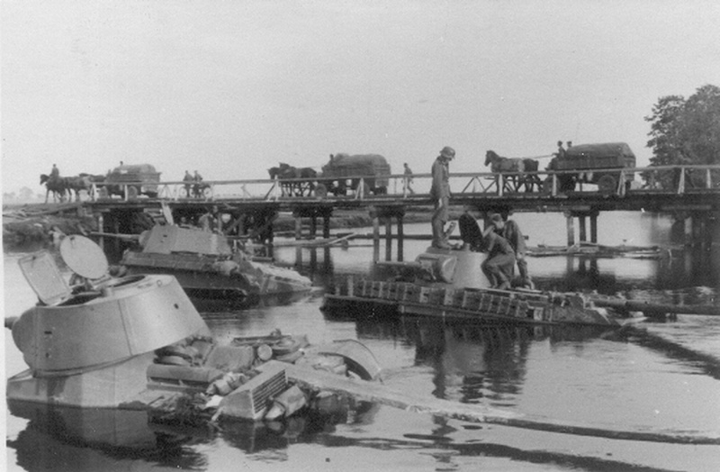 Застрявшие при переправе через Зельвянку советские танки