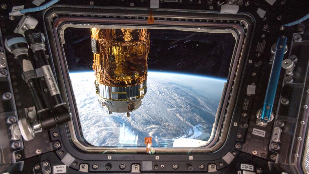 Вид из окна внутри купола МКС. Фото: Global Look Press/NASA