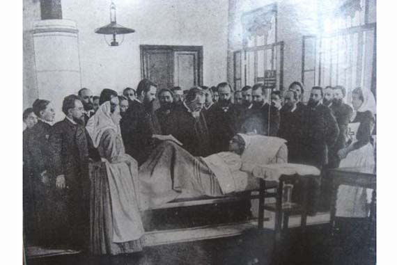С.П.Боткин с консилиумом у постели больного. Фото с сайта mednecropol.ru