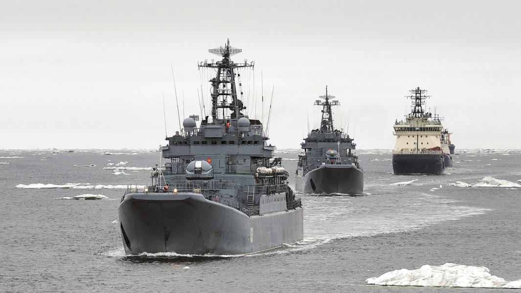 Большие десантные корабли «Александр Отраковский», «Кондопога» и ледокол «Илья Муромец» (слева направо) во время похода в арктические моря