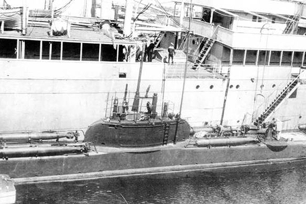 Подводная лодка «Волк» в Ревеле у борта плавбазы «Тосно»