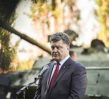 Порошенко продемонстрировал украинские мирные инициативы: "Война – это мир!"