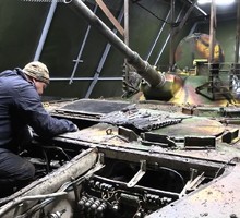 Специалисты 68-го армейского корпуса ремонтируют боевую технику в ДНР