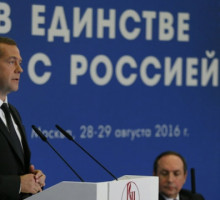 Медведев поручил узаконить безвизовый въезд в РФ негражданам из Латвии и Эстонии