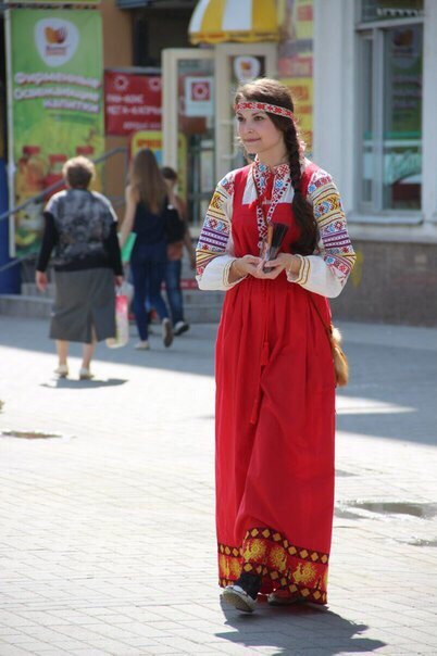 Студентки неделю носили русские народные костюмы