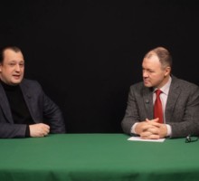 Почему старинные доспехи и мечи в музеях стоят без следов ударов и повреждений