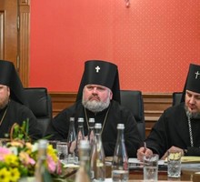 Разборки между неканоническими церквями на Украине