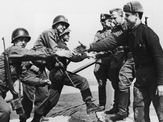 Рукопожатие над бездной