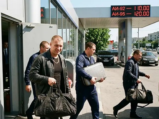 Спекуляции на бензине и миллиардные премии топ-менеджерам